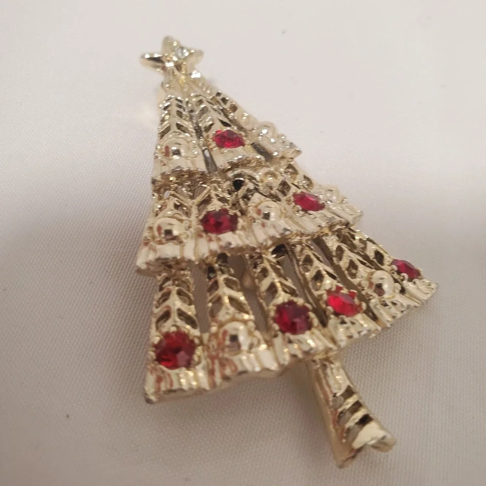 Vintage Gold Tone Christmas Tree Brooch Red Rhinestone Star Holiday Pin Festive